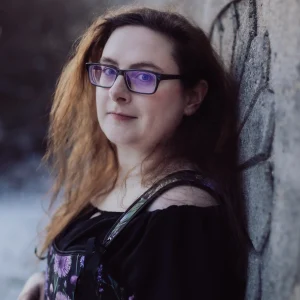 Porträt von Nastasja Gärtner, Grimdark-Fantasy-Autorin