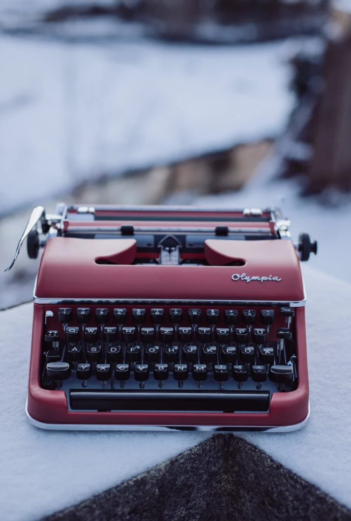 Rote Schreibmaschine als Symbol für Fantasy- und Grimdark-Romane